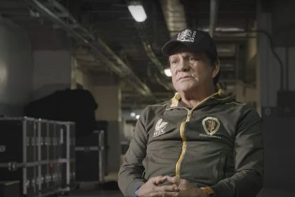 Boxing Icon Roberto Duran Inspires Fans with Symbolic Gesture Amid Recovery from Heart Surgery