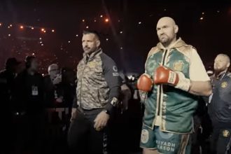 "Golden Boy Sounds Alarm: Jake Paul's Challenge Threatens Tyson's Legacy"