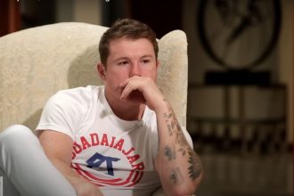 "Canelo Alvarez's No-Look Punching Impresses, Yet Fans Remind of Mayweather's Elusiveness''