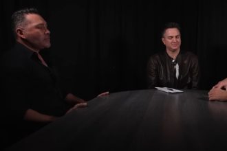 "De La Hoya vs. Hearn: Boxing Promotional Titans Clash in Social Media Showdown"