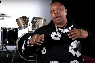 "Brutal Left Hook Leaves Boxer Motionless: Fans Stunned by Spectacular Knockout!"