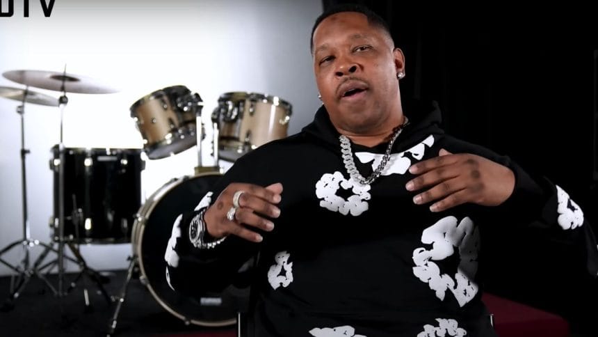 "Brutal Left Hook Leaves Boxer Motionless: Fans Stunned by Spectacular Knockout!"