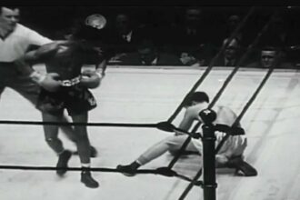 "Beyond the Ring: Robinson vs. Leonard, A Tale of Two Boxing Legends"