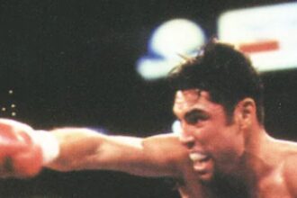 "Golden Boy vs. Top Rank: Oscar De La Hoya’s Audacious Plan to Revolutionize Boxing!"