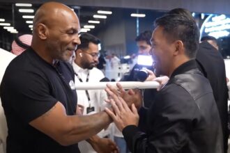 "Rare Photo of Mike Tyson and Manny Pacquiao from 2004 Sends Internet into Frenzy"