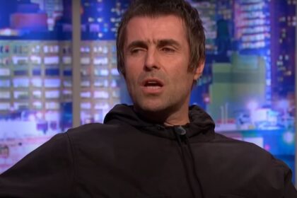 "Boxing Meets Rock: Gallagher’s Controversial Appearance at Wembley"