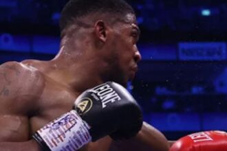 "Fists Fly and Tempers Soar: Joshua-Dubois Showdown Ignites Over Drug Testing Drama"