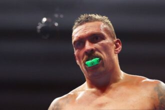 “Oleksandr Usyk’s Toughest Fight Yet: Will Family Wishes Force Him to Retire?”