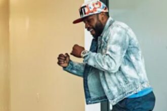 "Floyd Mayweather Dances with Mariachis in Mexico, Ticket Website Crashes Amidst Frenzy!"