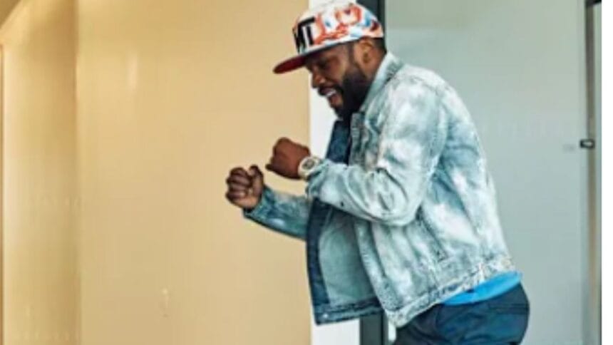 "Floyd Mayweather Dances with Mariachis in Mexico, Ticket Website Crashes Amidst Frenzy!"