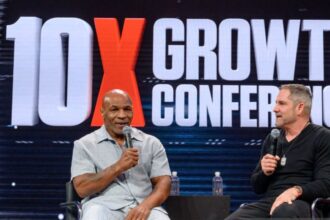 “Mike Tyson’s Dart Skills Leave Fans in Awe: Has the Boxing Legend Outdone Ninjas?”