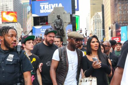 "Floyd Mayweather’s Betting Bonanza: How He Turned $10,000 into $34,500 at the Riyadh Season Card!"