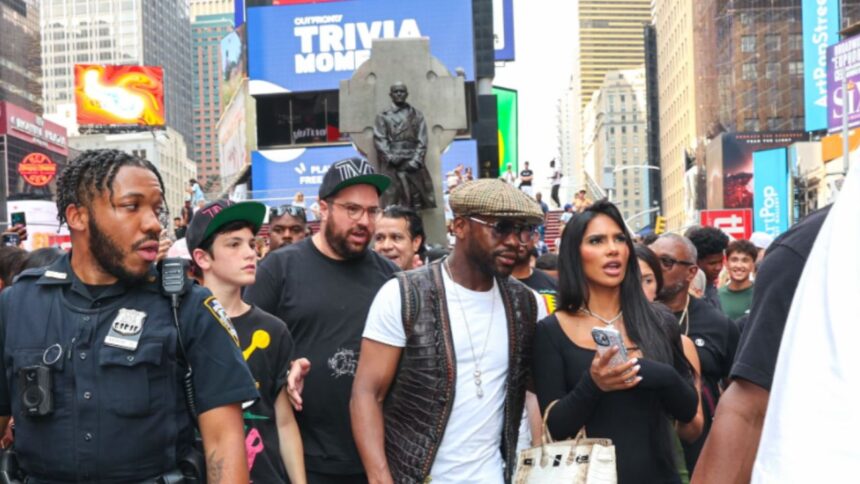 "Floyd Mayweather’s Betting Bonanza: How He Turned $10,000 into $34,500 at the Riyadh Season Card!"