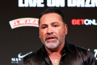 “Oscar De La Hoya Reveals Startling Truth Behind Infamous Fishnet Lingerie Photos: The Setup Exposed!”