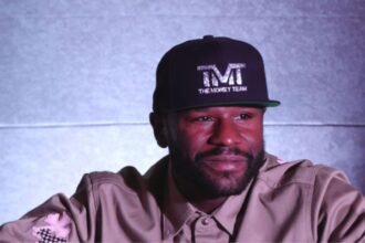 “Floyd Mayweather Confronts Canelo Chants in Mexico—Fans Defend the Boxing Legend”