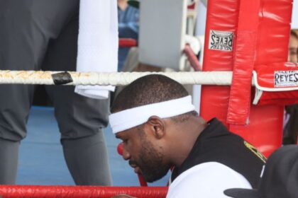 "Mayweather’s Shocking Move: Floyd Kicks Out Referee Mid-Fight in Gotti III Rematch!"