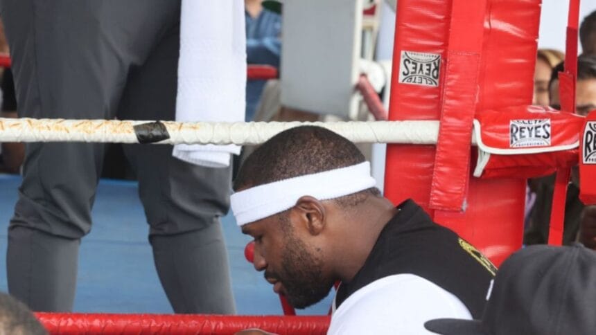 "Mayweather’s Shocking Move: Floyd Kicks Out Referee Mid-Fight in Gotti III Rematch!"