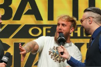 “Floyd Mayweather vs. John Gotti III: Referee’s Controversial Call Stirs Major Debate”