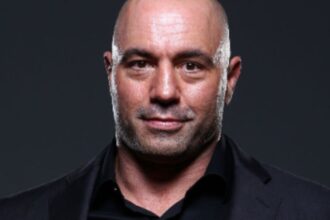 "Joe Rogan’s Fiery Defense of Floyd Mayweather After Shocking Mid-Fight Referee Firing"