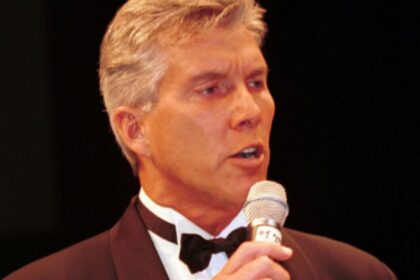“Heartbreak in the Ring: Michael Buffer’s Emotional Tribute to Sid Vicious After Tragic Loss”