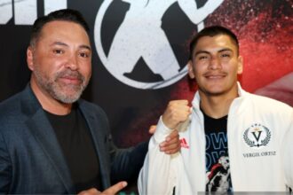 "Oscar De La Hoya Calls Out Floyd Mayweather: 'Stop Embarrassing Yourself' in the Ring"