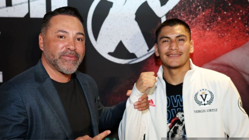 "Oscar De La Hoya Calls Out Floyd Mayweather: 'Stop Embarrassing Yourself' in the Ring"